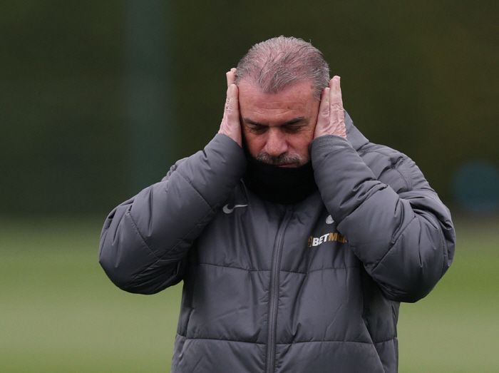 얼핏 들으면 토트넘 홋스퍼가 결국 손흥민(33)과의 재계약을 추진할 것 같다. 하지만 실상은 정반대다. 토트넘은 움직이지 않는다.   움직일 것이라고 믿는 건 엔제 포스테코글루 감독 본인 뿐이다. 게다가 자신이 경질될 수도 있다는 것을 감안하지 않았다. 자신이 해고되지 않고 팀에 남는다는 가정 하에 손흥민이 구단과 재계약 논의를 할 것이라는 말을 한 것이다. 한 마디로 뻔뻔한 말장난이다.  <저작권자(c) 연합뉴스, 무단 전재-재배포, AI 학습 및 활용 금지>