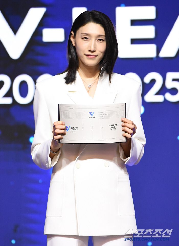 도드람 2024~2025 V리그 시상식이 14일 오후 서울 홍은동 스위스그랜드호텔에서 열렸다. 여자부 MVP에 뽑힌 김연경이 포즈 취하고 있다. 정재근 기자 cjg@sportschosun.com/2025.4.14/