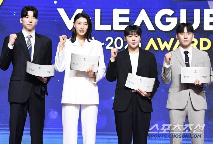 도드람 2024~2025 V리그 시상식이 14일 오후 서울 홍은동 스위스그랜드호텔에서 열렸다. MVP에 뽑힌 허수봉, 김연경과 영플레이어상을 수상한 김다은, 한태준(왼쪽부터)이 포즈 취하고 있다. 정재근 기자 cjg@sportschosun.com/2025.4.14/