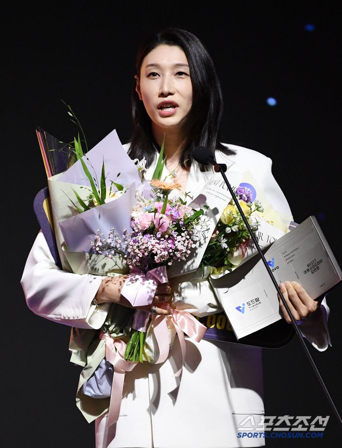 도드람 2024~2025 V리그 시상식이 14일 오후 서울 홍은동 스위스그랜드호텔에서 열렸다. 여자부 베스트7에 뽑힌 김연경이 수상 소감을 말하고  있다. 정재근 기자 cjg@sportschosun.com/2025.4.14/