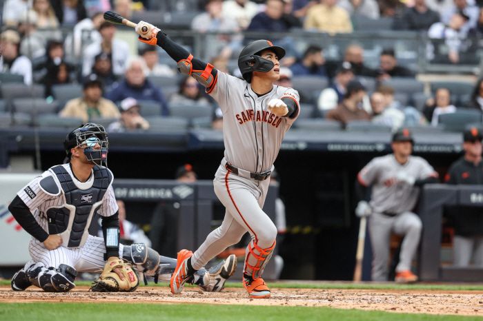 이정후가 0-3으로 뒤진 4회초 1사후 우중간으로 솔로홈런을 날리고 있다. Imagn Images연합뉴스