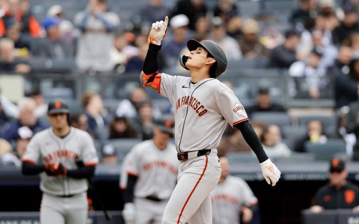 4회 추격의 솔로홈런을 날린 뒤 하늘을 가리키며 홈을 밟고 있는 이정후. AFP연합뉴스