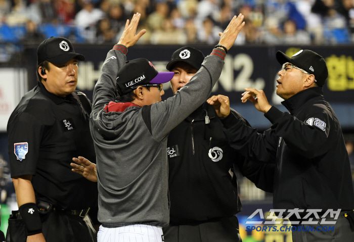 11일 잠실구장에서 열린 LG 트윈스와 두산 베어스의 경기. 5회말 1사 1루 LG 이주헌 3루 땅볼 때 이영재 1루심의 제스처에 대해 염경엽 감독이 강하게 어필하고 있다. 잠실=박재만 기자 pjm@sportschosun.com/2025.04.11/