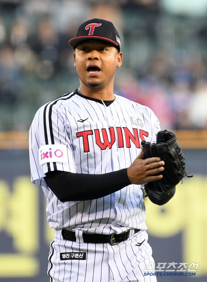 15일 잠실구장에서 열린 LG 트윈스와 삼성 라이온즈의 경기. LG 에르난데스가 숨을 고르고 있다. 잠실=박재만 기자 pjm@sportschosun.com/2025.04.15/