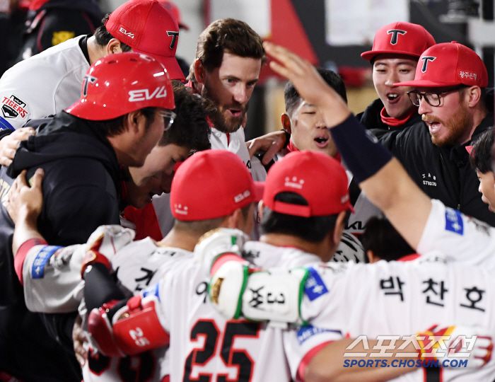 15일 광주 기아 챔피언스필드에서 열린 KT-KIA전. 7회말 무사 최원준이 솔로포를 친 후 환영받고 있다. 광주=정재근 기자 cjg@sportschosun.com/2025.4.15/