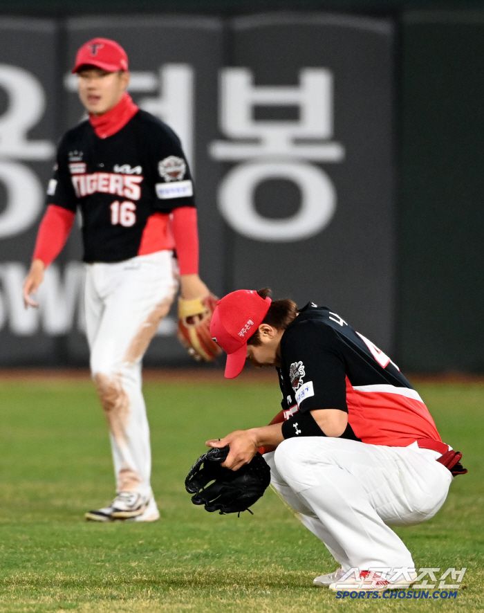 9일 부산 사직야구장에서 열린 KIA와 롯데의 경기, 3회말 2사 1,3루 KIA 우익수 나성범이 롯데 전준우의 타구를 잡지 못해 실점한 뒤 아쉬워하고 있다. 부산=허상욱 기자wook@sportschosun.com/2025.04.09/