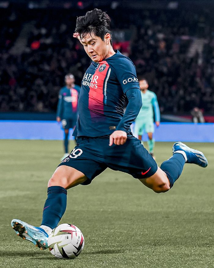 이강인이 프랑스 리그1 파리 생제르망(PSG)에서의 짧았던 여정을 마무리할 것으로 보인다. 프랑스 매체들이 일제히 결별 가능성에 무게를 실으면서 다음 시즌 이적이 확실시되고 있다.  현재로서는 한국 팬들이 가장 선호하는 행선지는 잉글랜드 프리미어리그(EPL)다. 유럽 축구 최정상에 속하는 리그이며 중하위권으로 이적 시 충분히 붙박이 주전으로 활약할 수 있다.  맨체스터 유나이티드와 크리스탈 팰리스 등으로의 이적설이 떠오르면서 가능성을 키우고 있다. 다만 현실적인 선택지인 사우디아라비아 리그로의 이적 가능성도 제기되고 있는 상황이다. 사진=SNS