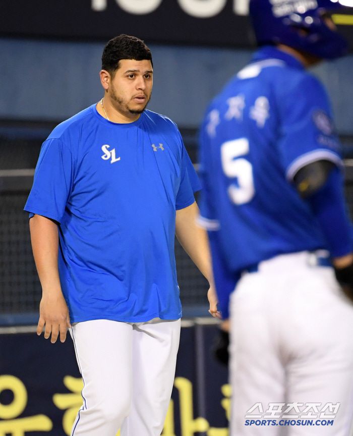 잘 던지고도 패전 투수가 된 삼성 선발 후라도는 고개를 떨궜다.