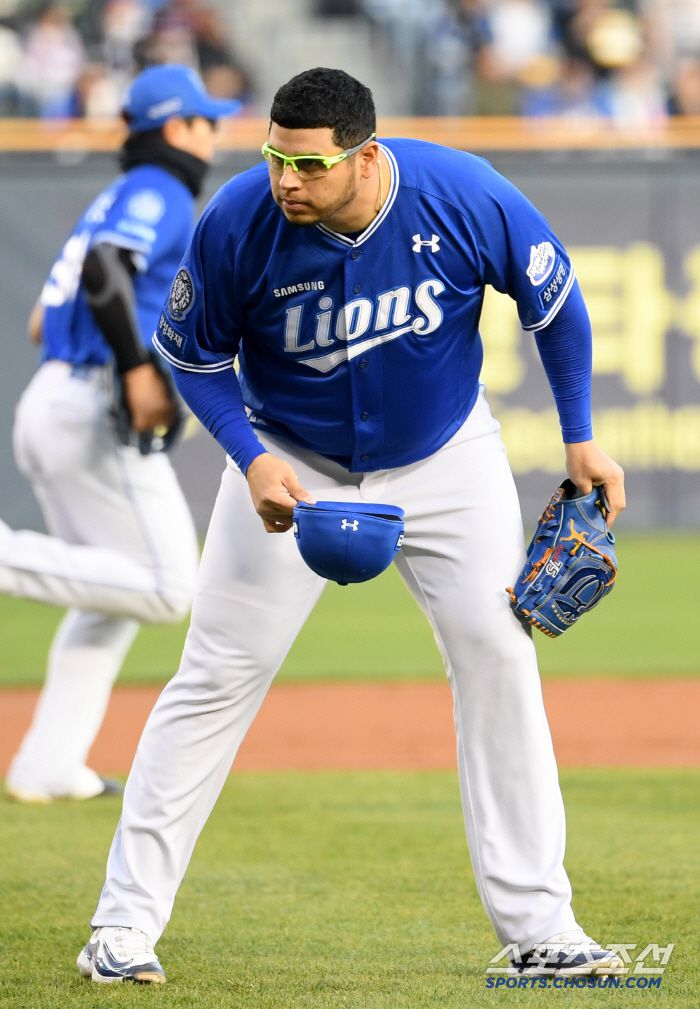 깍듯하게 주심에게 인사를 건네며 시작한 경기.