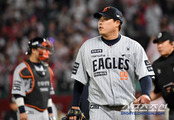 17일 인천 SSG랜더스필드에서 열린 SSG 랜더스와 한화 이글스의 경기. 6회말 1사 1루 한화 류현진이 마운드에서 내려오고 있다. 인천=박재만 기자 pjm@sportschosun.com/2025.04.17/