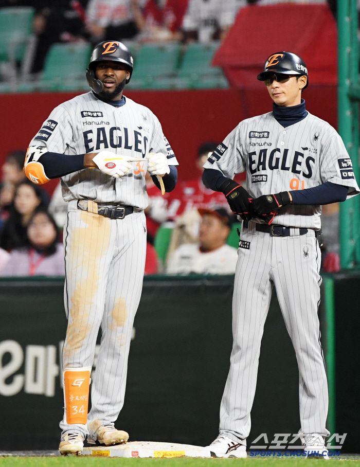 17일 인천 SSG랜더스필드에서 열린 SSG 랜더스와 한화 이글스의 경기. 5회초 2사 2,3루 한화 플로리얼이 적시타를 날린 뒤 환호하고 있다. 인천=박재만 기자 pjm@sportschosun.com/2025.04.17/