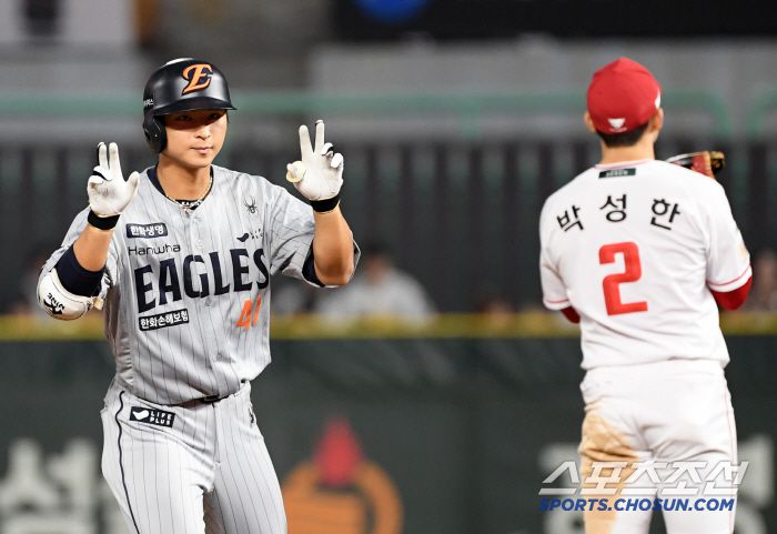 17일 인천 SSG랜더스필드에서 열린 SSG 랜더스와 한화 이글스의 경기. 7회초 1사 2루 한화 최인호가 적시타를 날린 뒤 환호하고 있다. 인천=박재만 기자 pjm@sportschosun.com/2025.04.17/