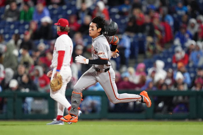 이정후가 5회 우익선상 떨어지는 안타를 날리고 1루를 돌아 2루로 내달리고 있다. Imagn Images연합뉴스