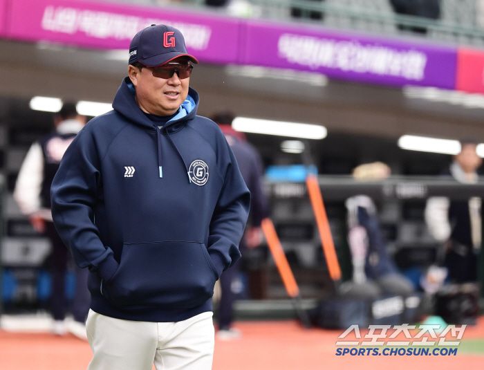 5일 부산 사직야구장에서 열리는 KBO리그 롯데와 두산의 경기. 선수들 훈련 지켜보는 롯데 김태형 감독. 부산=송정헌 기자songs@sportschosun.com/2025.04.05/