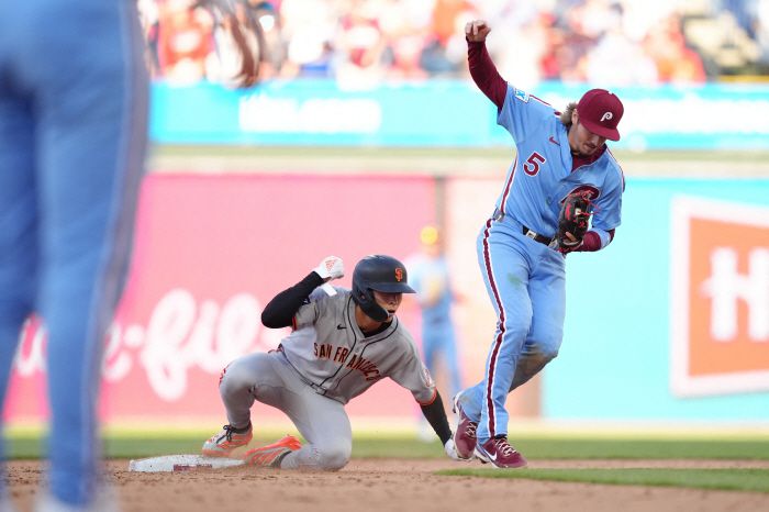 이정후가 9회초 대타로 들어가 내야안타를 친 뒤  후속 크리스티안 코스의 내야땅볼 때 2루에서 포스아웃돼 경기가 종료되고 있다. Imagn Images연합뉴스