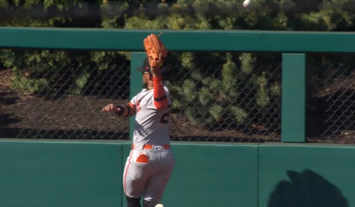 중견수 루이스 마토스가 1회말 알렉 봄의 타구를 잡았다 놓치고 있다. 사진=MLB.TV 캡처