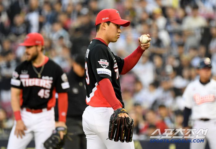 18일 잠실구장에서 열린 두산 베어스와 KIA 타이거즈의 경기. KIA 윤영철이 숨을 고르고 있다. 잠실=박재만 기자 pjm@sportschosun.com/2025.04.18/