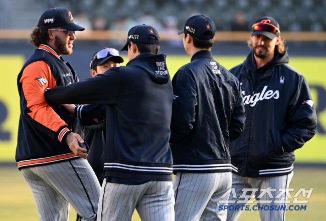 25일 잠실야구장에서 열린 한화와 LG의 경기, 한화 문동주, 엄상백, 폰세가 선발 등판에 앞서 워밍업을 하는 류현진의 옆에서 이야기를 나누고 있다. 잠실=허상욱 기자wook@sportschosun.com/2025.03.25/