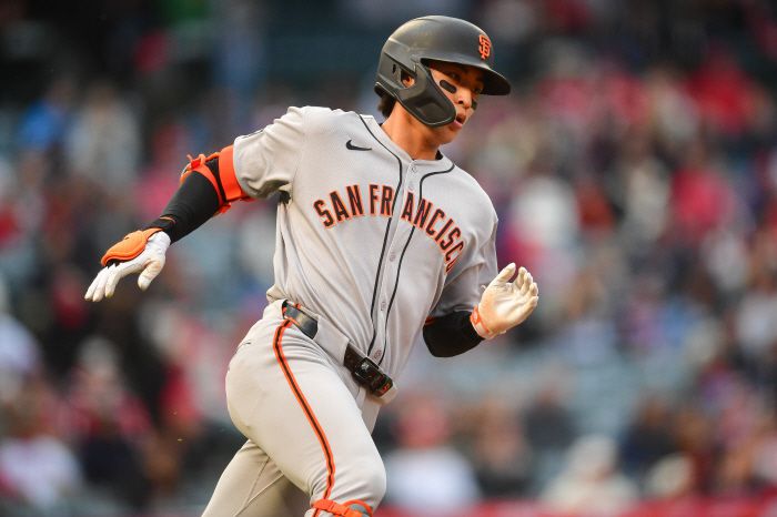 1회초 2사후 번트를 치고 1루에서 세이브되고 있는 이정후. Imagn Images연합뉴스