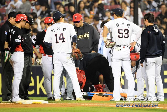 18일 잠실구장에서 열린 두산 베어스와 KIA 타이거즈의 경기. 6회초 무사 1루 KIA 김선빈이 기습 번트 후 1루로 향하는 과정에서 두산 박계범과 충돌한 뒤 통증을 호소하고 있다. 잠실=박재만 기자 pjm@sportschosun.com/2025.04.18/