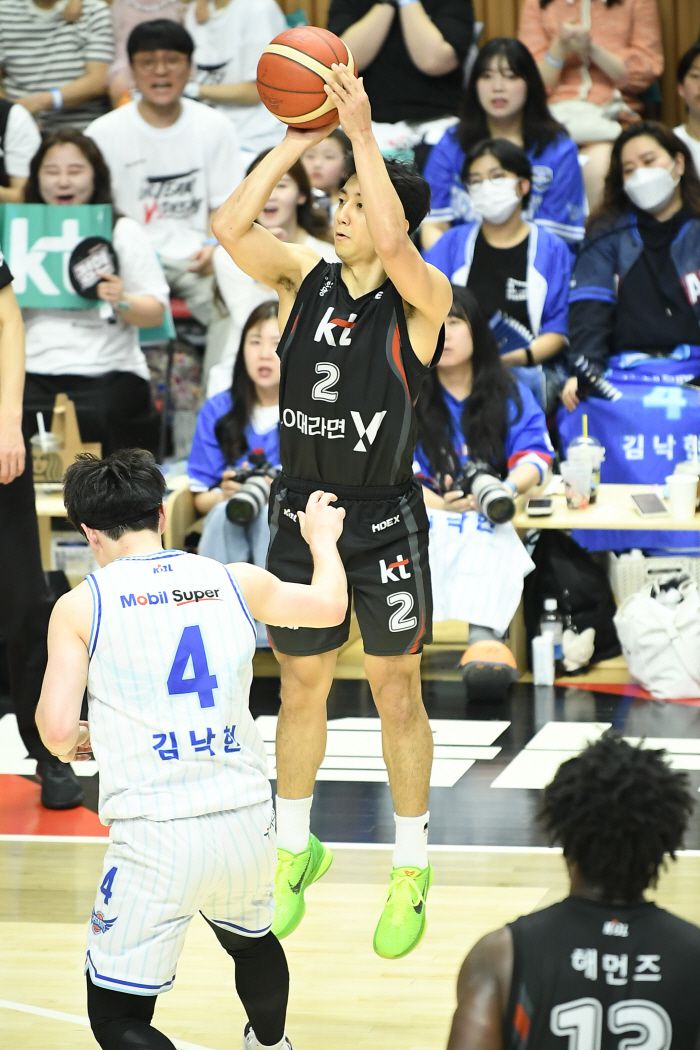 KT 허 훈이 끝냈다. 역시 에이스였다. 사진제공=KBL