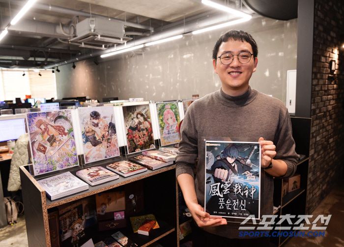 웹툰 '풍운전신' 임재용 작가가 본지와 인터뷰에 앞서 포즈를 취하고 있다. 가산동=송정헌 기자songs@sportschosun.com/2025.04.16/