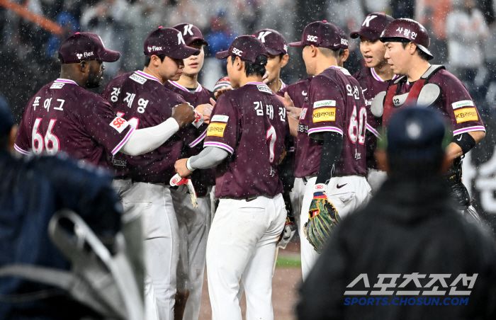 12일 대전 한화생명볼파크에서 열린 키움과 한화의 경기, 키움이 6대2로 승리했다. 승리의 기쁨을 나누는 키움 선수들의 모습. 대전=허상욱 기자wook@sportschosun.com/2025.04.12/