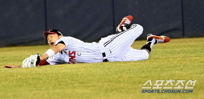 25일 잠실야구장에서 열린 한화와 LG의 경기, 8회초 2사 1루 LG 중견수 박해민이 한화 권광민의 타구를 몸을 날려 잡아내고 있다. 잠실=허상욱 기자wook@sportschosun.com/2025.03.25/