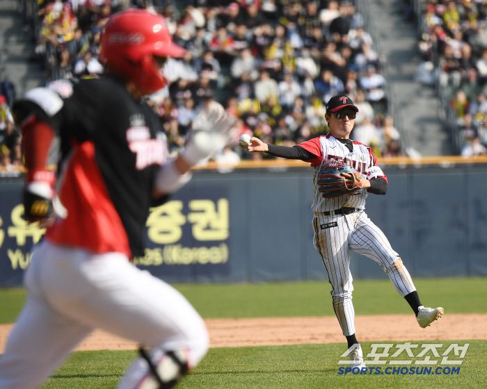 6일 서울 잠실구장에서 열린 KIA-LG전. 8회초 무사 한준수의 내야땅볼을 잡은 2루수 신민재가 1루로 송구하고 있다. 잠실=정재근 기자 cjg@sportschosun.com/2025.4.6/