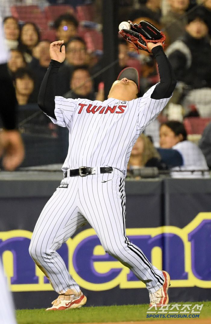 15일 잠실구장에서 열린 LG 트윈스와 삼성 라이온즈의 경기. 6회초 2사 1루 삼성 김성윤 타구를 LG 3루수 문보경이 잡아내고 있다. 잠실=박재만 기자 pjm@sportschosun.com/2025.04.15/