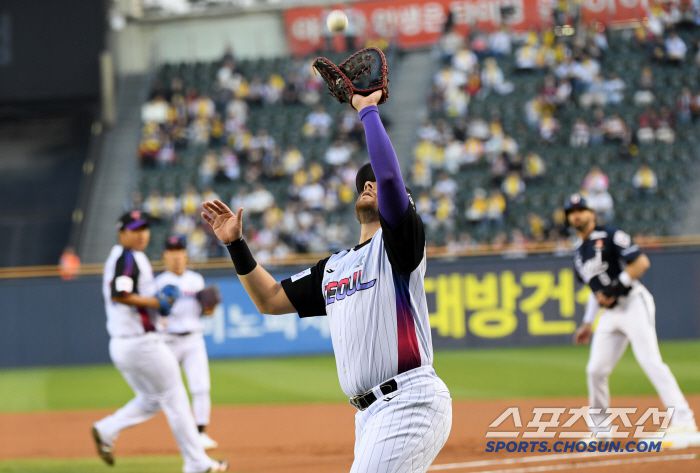 11일 잠실구장에서 열린 LG 트윈스와 두산 베어스의 경기. 1회초 1사 1루 두산 양의지 타구를 LG 1루수 오스틴이 처리하고 있다. 잠실=박재만 기자 pjm@sportschosun.com/2025.04.11/