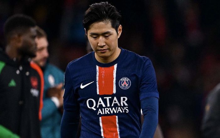 [스포츠조선 강우진 기자]파리 생제르망(PSG)에서 모처럼만에 출전 기회를 부여받은 이강인에게 한 가지 의문점이 남는다. 지난 경기에서 루이스 엔리케 PSG 감독이 이강인을 수비형 미드필더로 출전시킨 점이다.  통상적으로 이강인은 양쪽 측면 공격수나 제로톱에서 뛸 수 있는 선수다. 중앙 미드필더나 오른쪽 왼쪽 미드필더 모두 가능하다. 수비적인 능력은 크다고 볼 수 없기에 수비형 미드필더로 기용하는 점은 의아했다.  루이스 엔리케 감독은 이에 대한 대답을 내놨다. 다음 경기에서 이강인이 또다시 수비형 미드필더로 뛸 가능성도 배제하지 않았다. 챔피언스리그에서 선발로 뛰지 못하고, 리그에서는 익숙하지 않은 포지션을 강요하는 엔리케 감독 때문에 이강인은 괴로울 수 있다. 사진=SNS