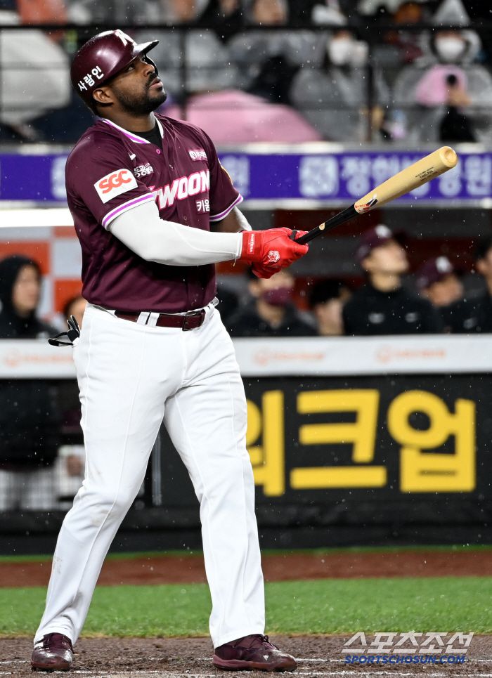 12일 대전 한화생명볼파크에서 열린 키움과 한화의 경기, 7회초 키움 푸이그가 우익수 뜬 공으로 물러나고 있다. 대전=허상욱 기자wook@sportschosun.com/2025.04.12/