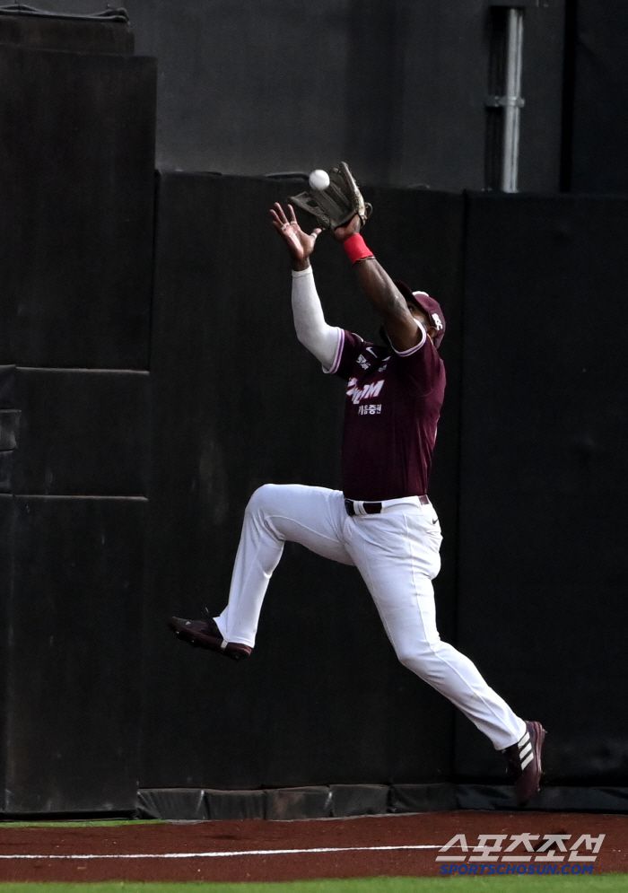12일 대전 한화생명볼파크에서 열린 키움과 한화의 경기, 4회말 1사 1루 키움 좌익수 푸이그가 한화 채은성의 플라이 타구를 점프하며 잡아내고 있다. 대전=허상욱 기자wook@sportschosun.com/2025.04.12/