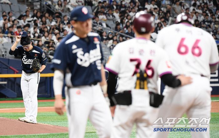 23일 서울 고척스카이돔에서 열린 두산-키움전. 2회말 1사 푸이그가 김유성의 사구에 맞아 출루했다. 김유성이 사과하고 있다. 고척=정재근 기자 cjg@sportschosun.com/2025.4.23/