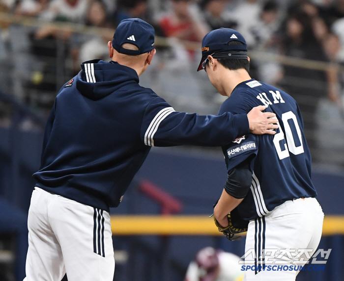 23일 서울 고척스카이돔에서 열린 두산-키움전. 4회말 무사 푸이그가 김유성의 얼굴쪽 위협구에 발끈하며 벤치 클리어링이 발생했다. 김유성이 교체되고 있다. 고척=정재근 기자 cjg@sportschosun.com/2025.4.23/