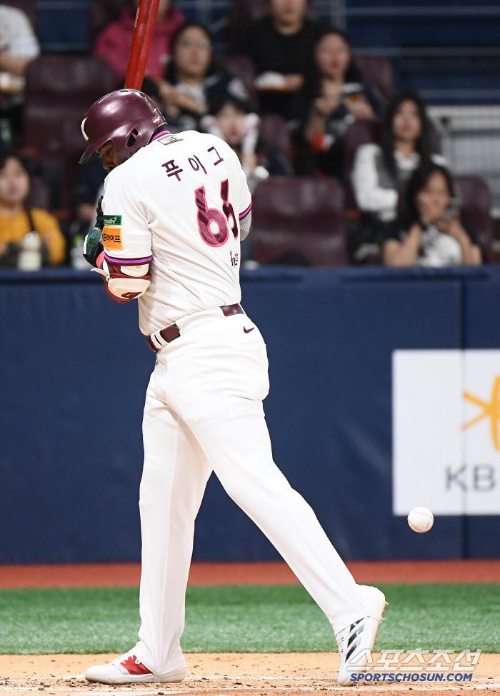 23일 서울 고척스카이돔에서 열린 두산-키움전. 2회말 1사 푸이그가 김유성의 사구에 맞고 있다. 고척=정재근 기자 cjg@sportschosun.com/2025.4.23/