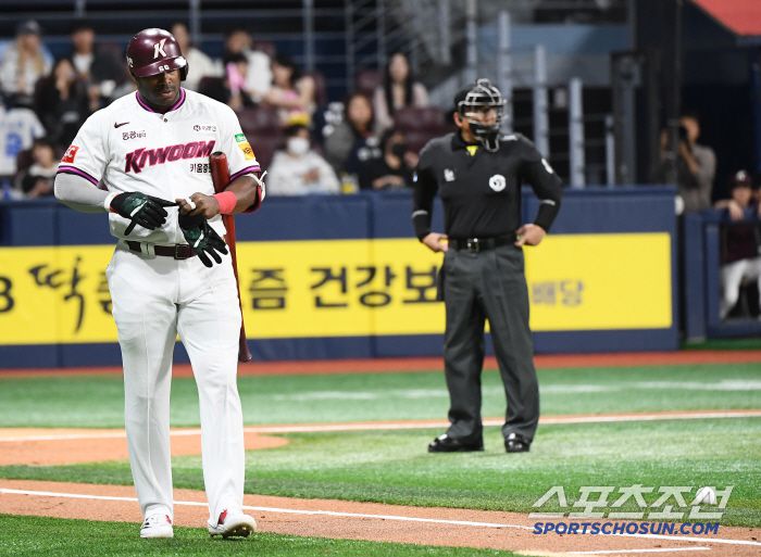 23일 서울 고척스카이돔에서 열린 두산-키움전. 2회말 1사 푸이그가 김유성의 사구에 맞아 출루하고 있다. 고척=정재근 기자 cjg@sportschosun.com/2025.4.23/