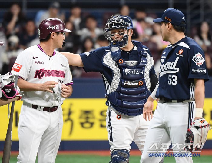 23일 서울 고척스카이돔에서 열린 두산-키움전. 2회말 1사 1루 임지열이 볼넷으로 출루하며 머리쪽으로 날라온 공에 대해 김유성에게 불만을 표했다. 양의지와 양석환이 사과하고 있다. 고척=정재근 기자 cjg@sportschosun.com/2025.4.23/