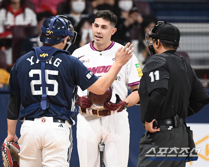 23일 서울 고척스카이돔에서 열린 두산-키움전. 4회말 무사 카디네스가 김유성의 얼굴쪽 위협구에 불만을 표시하자 양의지가 달래고 있다. 고척=정재근 기자 cjg@sportschosun.com/2025.4.23/