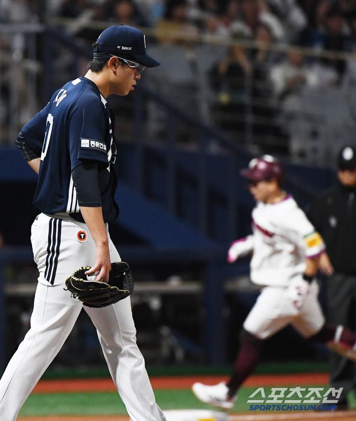 23일 서울 고척스카이돔에서 열린 두산-키움전. 4회말 무사 1루 최주환에게 투런포를 허용한 김유성. 고척=정재근 기자 cjg@sportschosun.com/2025.4.23/