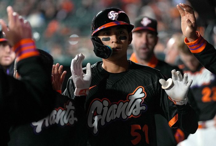 샌프란시스코 자이언츠 이정후가 23일(한국시각) 오라클파크에서 벌어진 밀워키 브루어스와의 홈경기에서 8회말 볼넷으로 출루한 뒤 윌머 플로레스의 2루타 때 득점을 올린 뒤 동료들과 하이파이브를 하고 있다. AFP연합뉴스