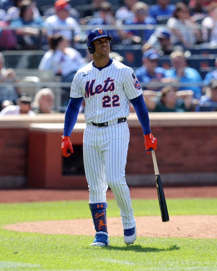 뉴욕 메츠 후안 소토가 24일(한국시각) 필라델피아 필리스전에서 7회 삼진을 당한 뒤 아쉬운 표정을 지으며 돌아서고 있다. Imagn Images연합뉴스