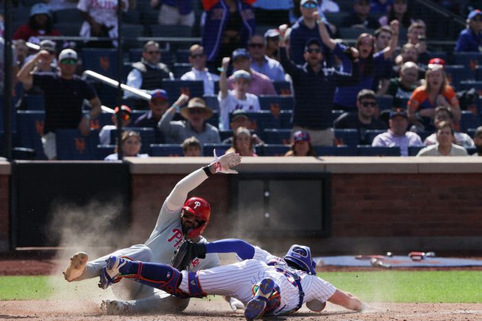 필라델피아의 8회초 공격 때 2루주자 닉 카스테야노스가 홈을 파고들다 메츠 포수 헤이든 센저에 태그아웃당하고 있다. AFP연합뉴스