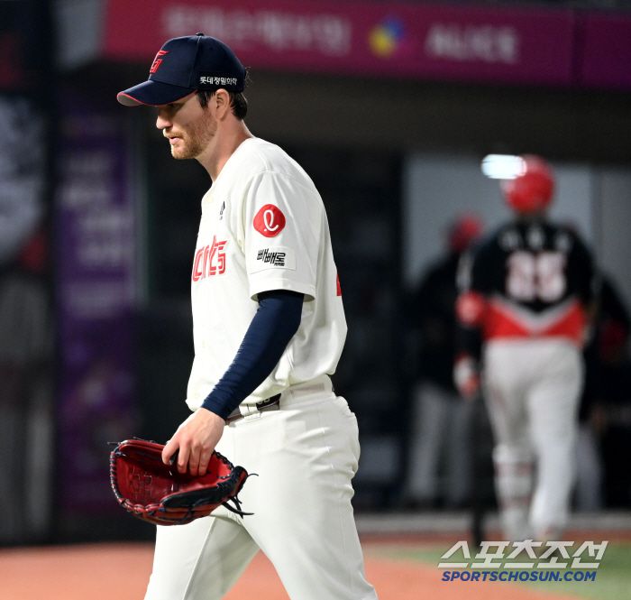 10일 부산 사직야구장에서 열린 KIA와 롯데의 경기,5회초 2사 1,2루 롯데 반즈가 KIA 이우성을 삼진으로 잡아내 이닝을 끝낸 뒤 발걸음을 옮기고 있다. 부산=허상욱 기자wook@sportschosun.com/2025.04.10/