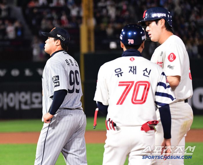 24일 부산 사직야구장에서 열린 롯데와 한화의 경기. 6회 나승엽에게 동점 2타점 적시타를 허용한 류현진. 부산=송정헌 기자songs@sportschosun.com/2025.04.24/