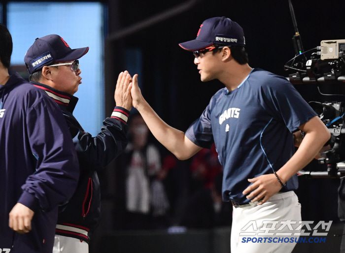 24일 부산 사직야구장에서 열린 롯데와 한화의 경기. 롯데가 한화에 승리했다. 경기 종료 후 승리의 기쁨을 나누고 있는 롯데 선수들. 부산=송정헌 기자songs@sportschosun.com/2025.04.24/