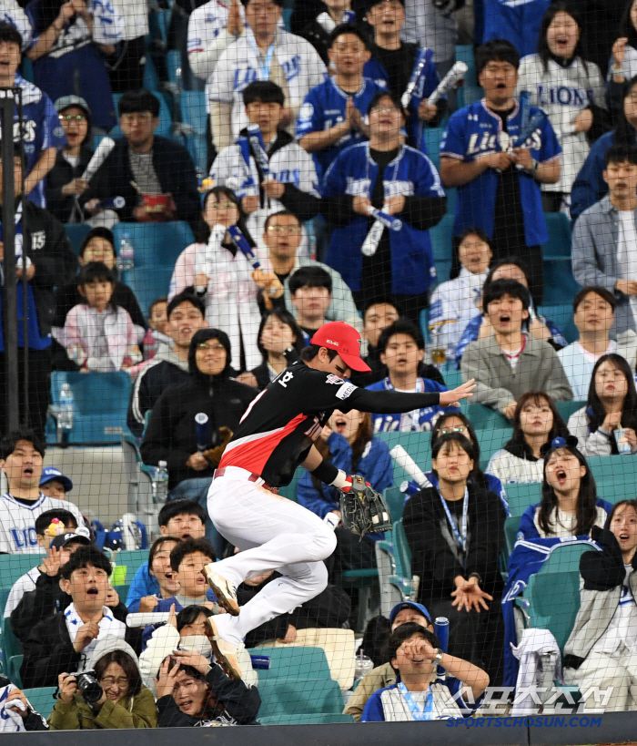 삼성 김영웅의 타구를 KIA 유격수 박찬호가 끝까지 따라와 잡아내자 홈 팬들은 탄식했다.