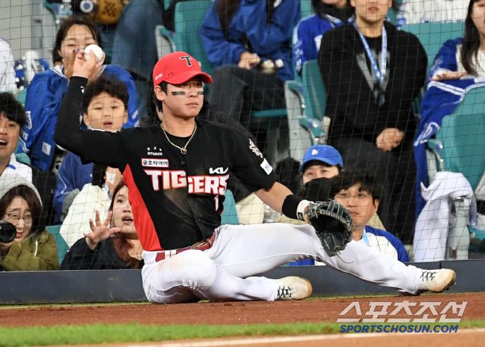 호수비도 멋졌지만 삼성 팬들 따뜻한 마음에 부상 없이 경기를 이어갈 수 있었던 박찬호.