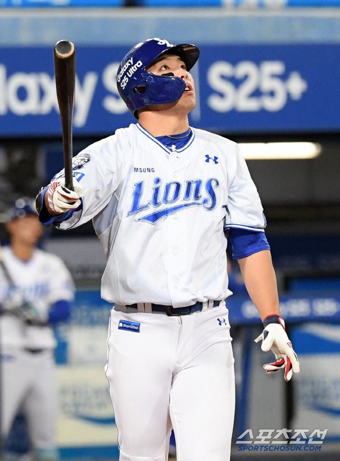 4회 또 한 번 박병호가 안타를 날리며 출루하자 김영웅은 또 한 번 홈런을 노렸지만 빗맞은 타구가 나왔다.